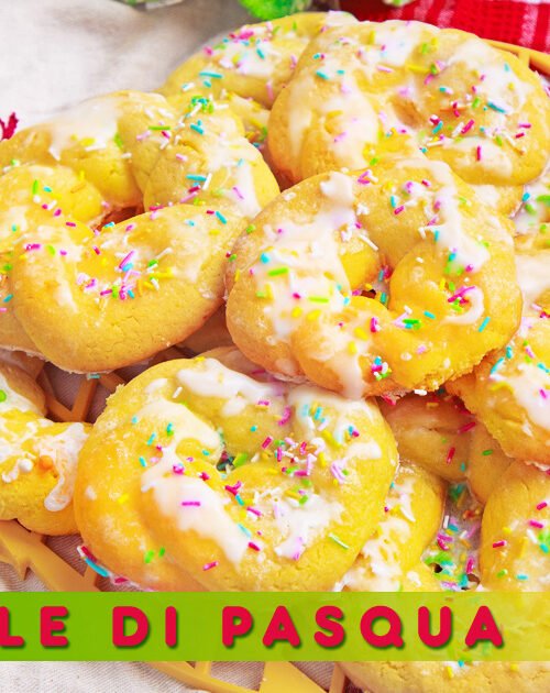 Ciambelle di Pasqua dorate, intrecciate e glassate, decorate con zuccherini colorati. Un dolce tradizionale perfetto per la Pasqua.