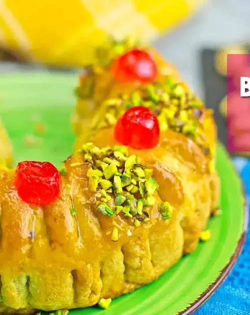 Buccellato Siciliano tradizionale di Natale, ripieno di fichi, glassato e decorato con ciliegie candite e pistacchio.