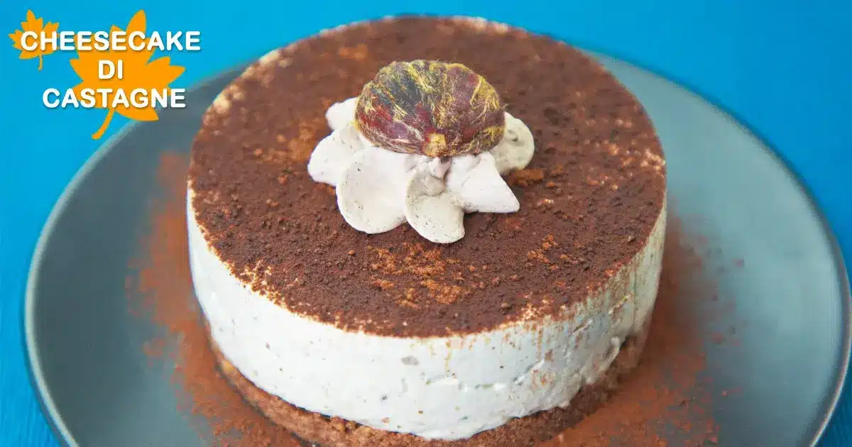 Cheesecake di castagne con crema di mascarpone e cacao amaro, decorata con castagne lesse e cioccolato
