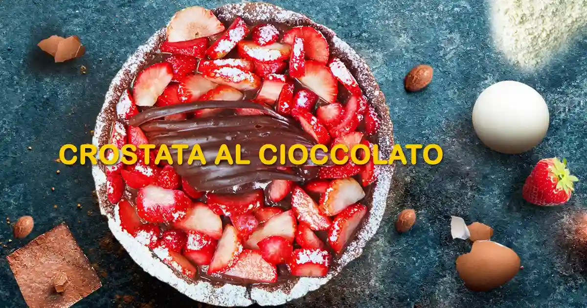Crostata al cioccolato fatta in casa, dolce cremoso con ganache e frolla al cacao decorata con fragole fresche