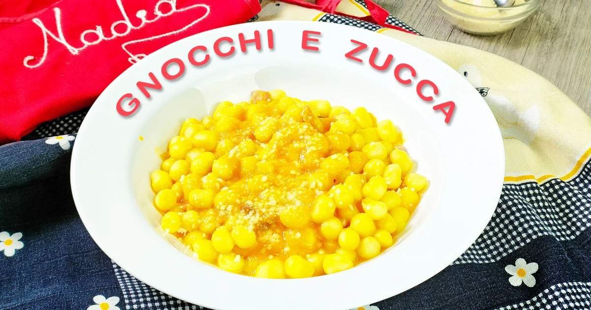 Primo piano di Gnocchi alla zucca facili e veloci, conditi con una salsa cremosa e parmigiano grattugiato.