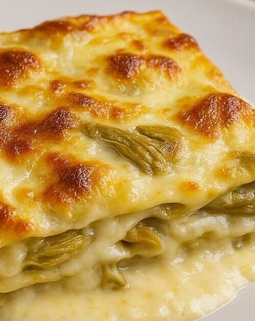 lasagne con carciofi e provola cremosa servita su un piatto