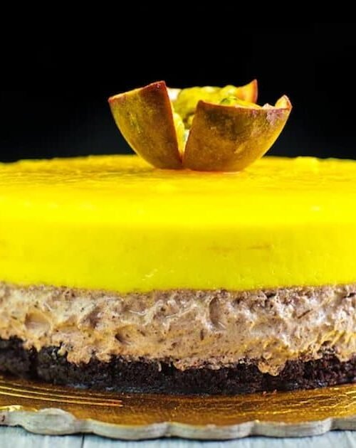 torta mousse ai frutti esotici su base croccante di biscotti