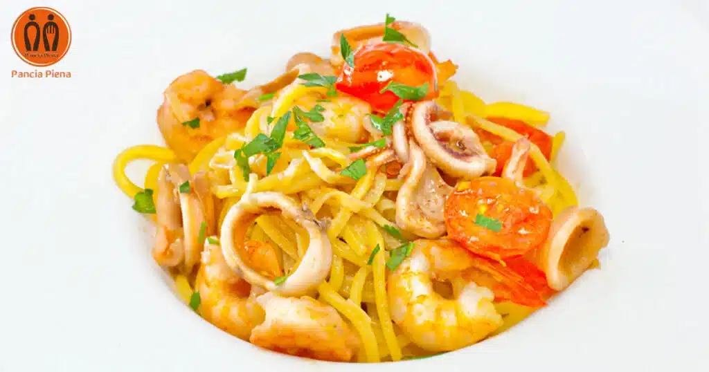 Tonnarelli calamari e gamberi: piatto finito primo piano