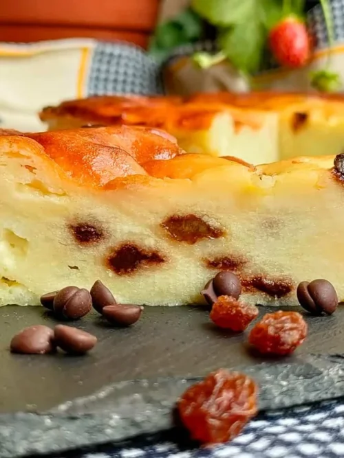 Torta di Ricotta ed Uvetta su un piatto con zucchero a velo