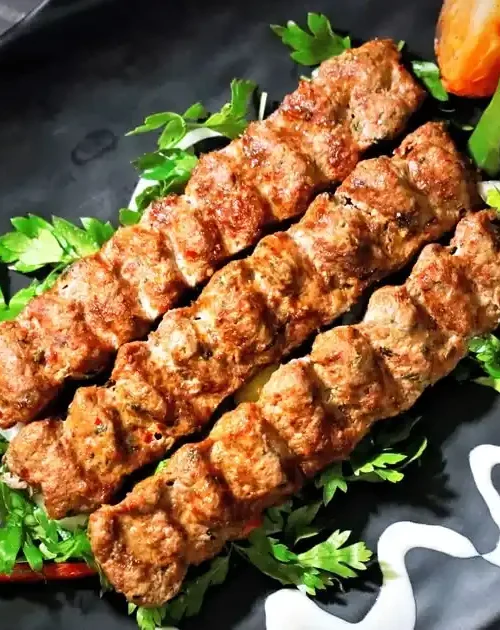 Spiedini di Kofta Egiziana alla Griglia con 7 Spezie e Contorno di Prezzemolo