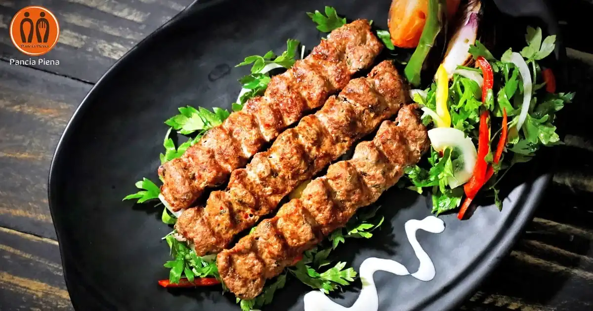 Spiedini di Kofta Egiziana alla Griglia con 7 Spezie e Contorno di Prezzemolo