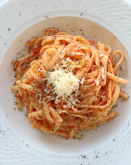 Tagliolini alla marinara con frutti di mare in un piatto rustico