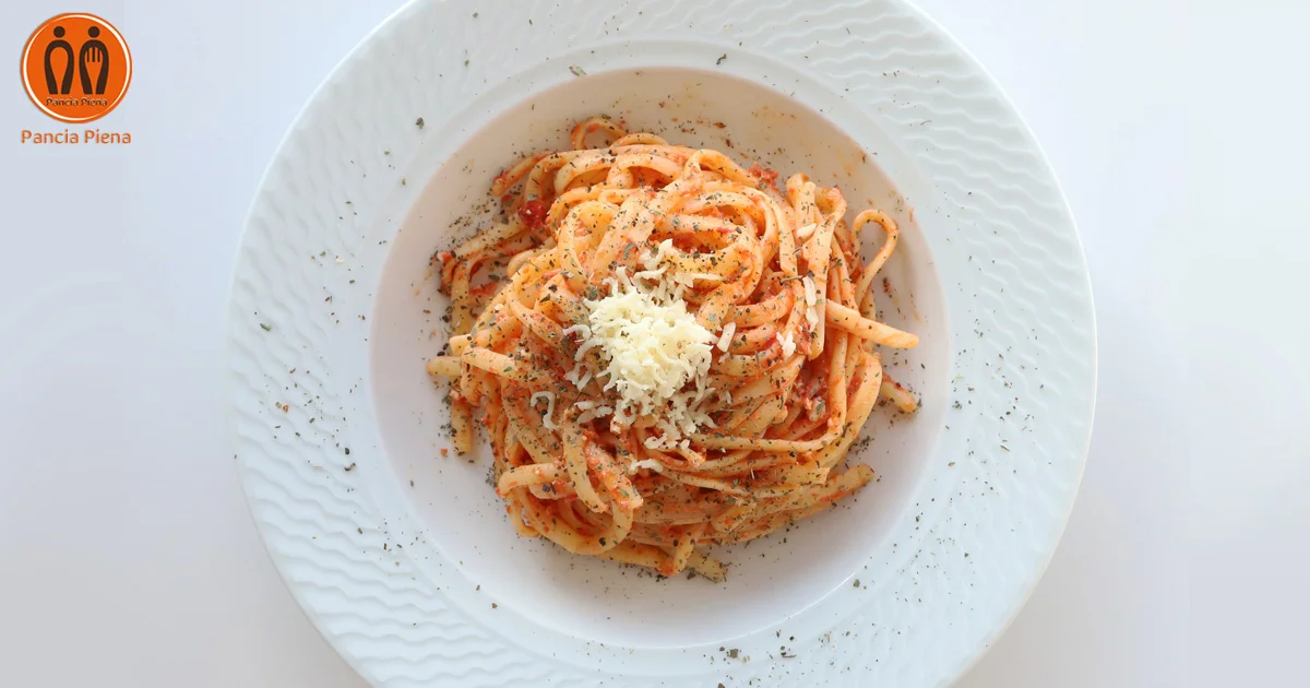 Tagliolini alla marinara con frutti di mare in un piatto rustico