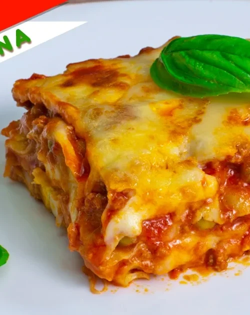 Lasagna alla siciliana appena sfornata, con crosticina dorata e sugo di ragù