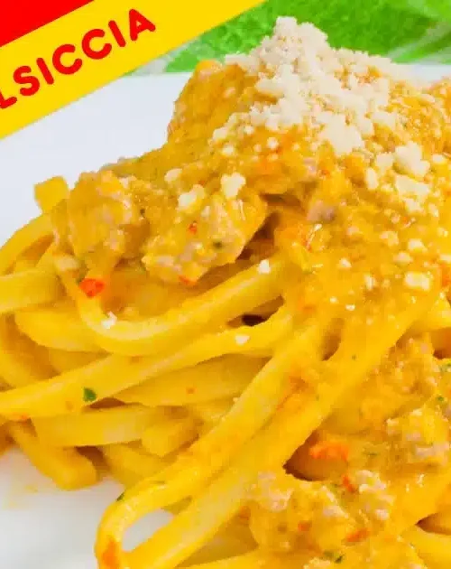 Scialatielli peperoni e salsiccia serviti su piatto bianco, cremosi e ben mantecati.
