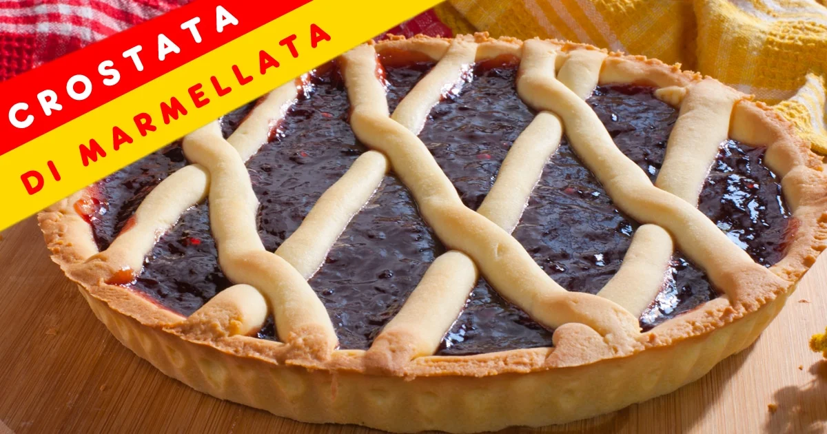 Crostata con marmellata di ciliegie fatta in casa su piatto rustico