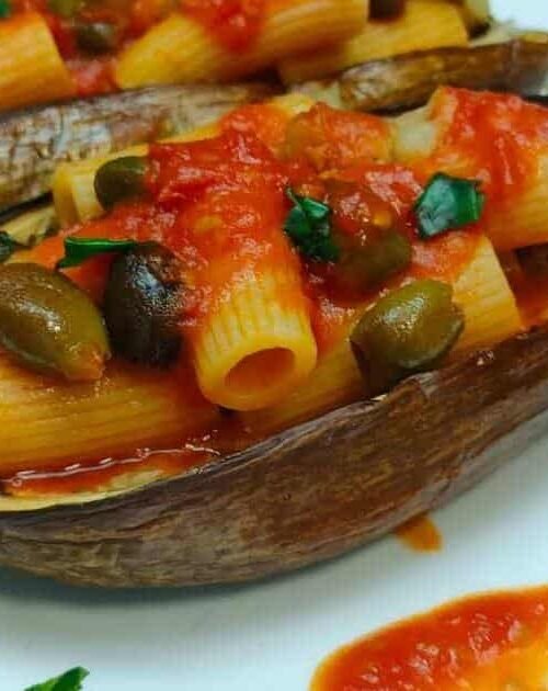Barchette di melanzane ripiene di pasta al pomodoro con olive e capperi