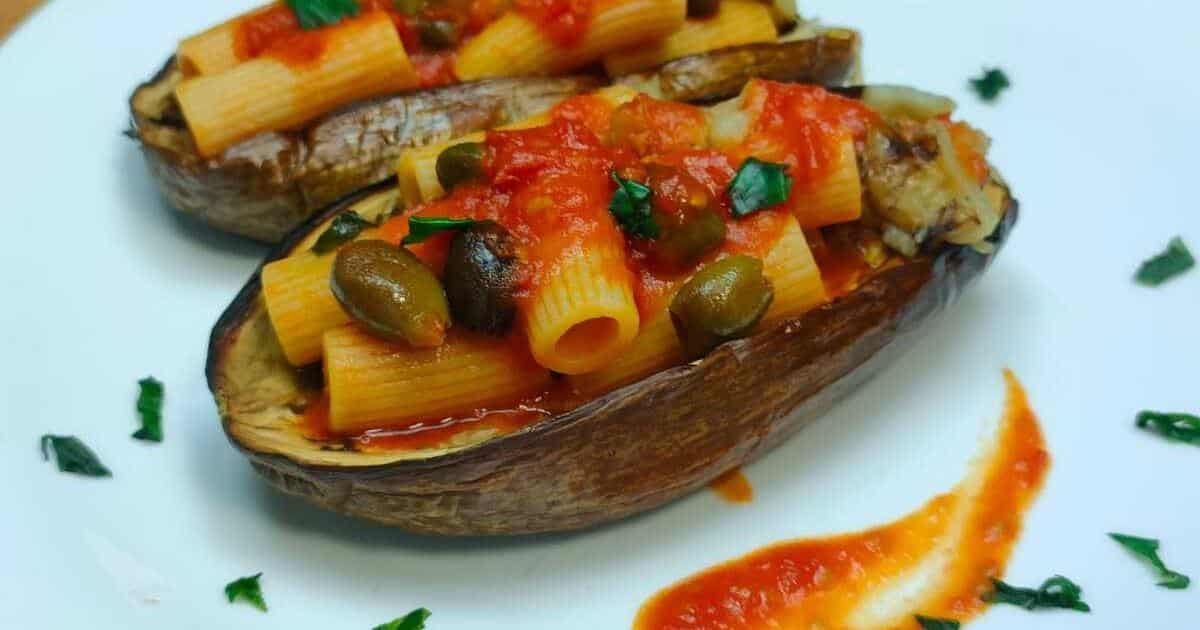 Barchette di melanzane ripiene di pasta al pomodoro con olive e capperi