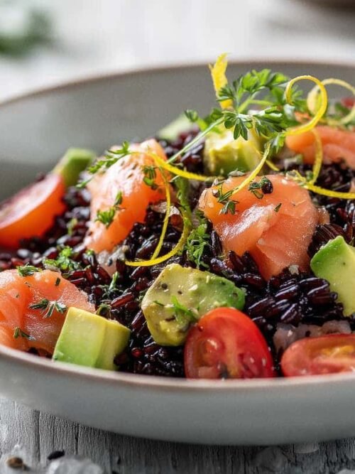 Insalata di riso venere con salmone e avocado – ricetta fresca e leggera