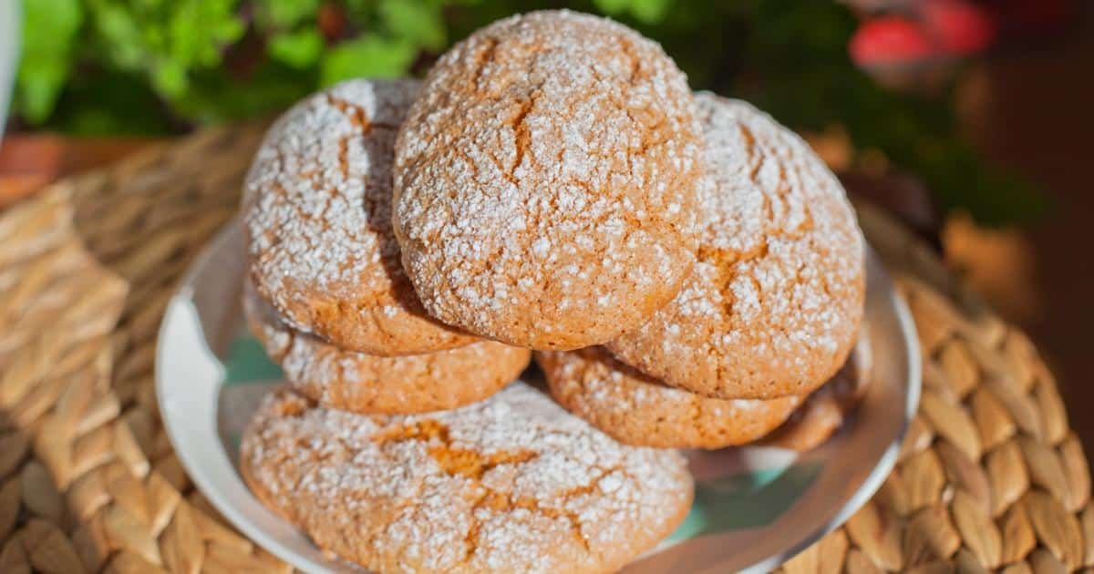 Biscotti della Nonna Senza Ammoniaca morbidi all'arancia, perfetti da inzuppare nella colazione.